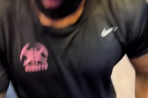 🤣受宠若惊！小乔丹发现球迷拿着自己的快船球衣 瞬间瞳孔放大