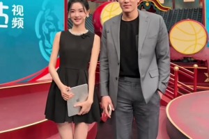 美女主播金佳悦秀与郭艾伦合影！兄弟们把公屏打在般配上！