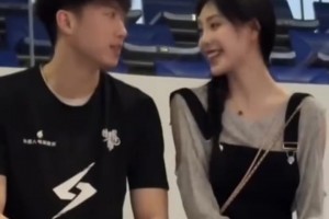 女生陪着自己男友参加球赛，光是坐在那里就让人羡慕嫉妒