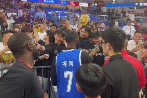 这就是FMVP的人气！杰伦-布朗离场前主动给球迷签名与合影！
