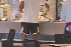退役了依然自律！罗斯中国行酒店吃自助餐，却疯狂夹生菜吃